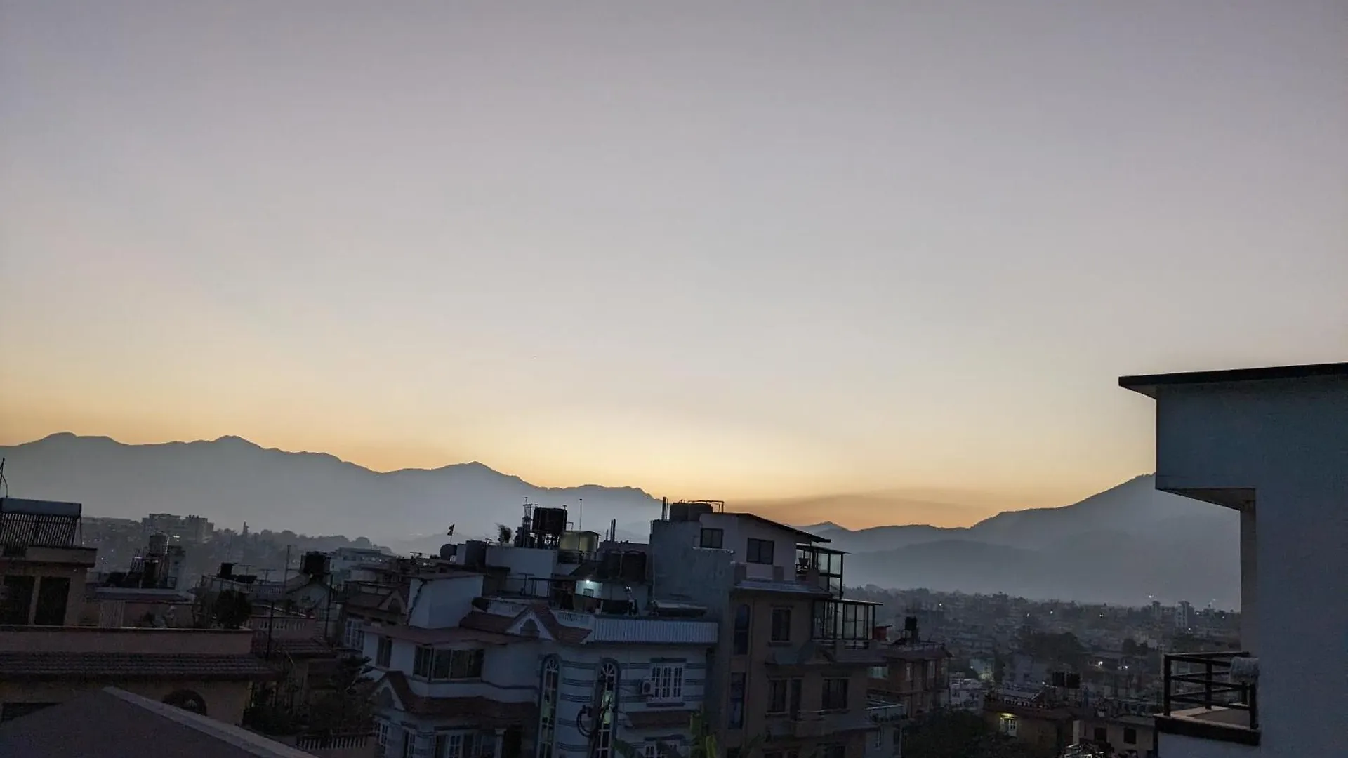 Séjour chez l'habitant Family Home With Rooftop Access And Mountain View Katmandou